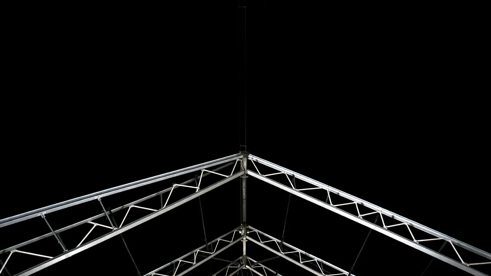 Detalhe de tesouras metálicas de cobertura industrial